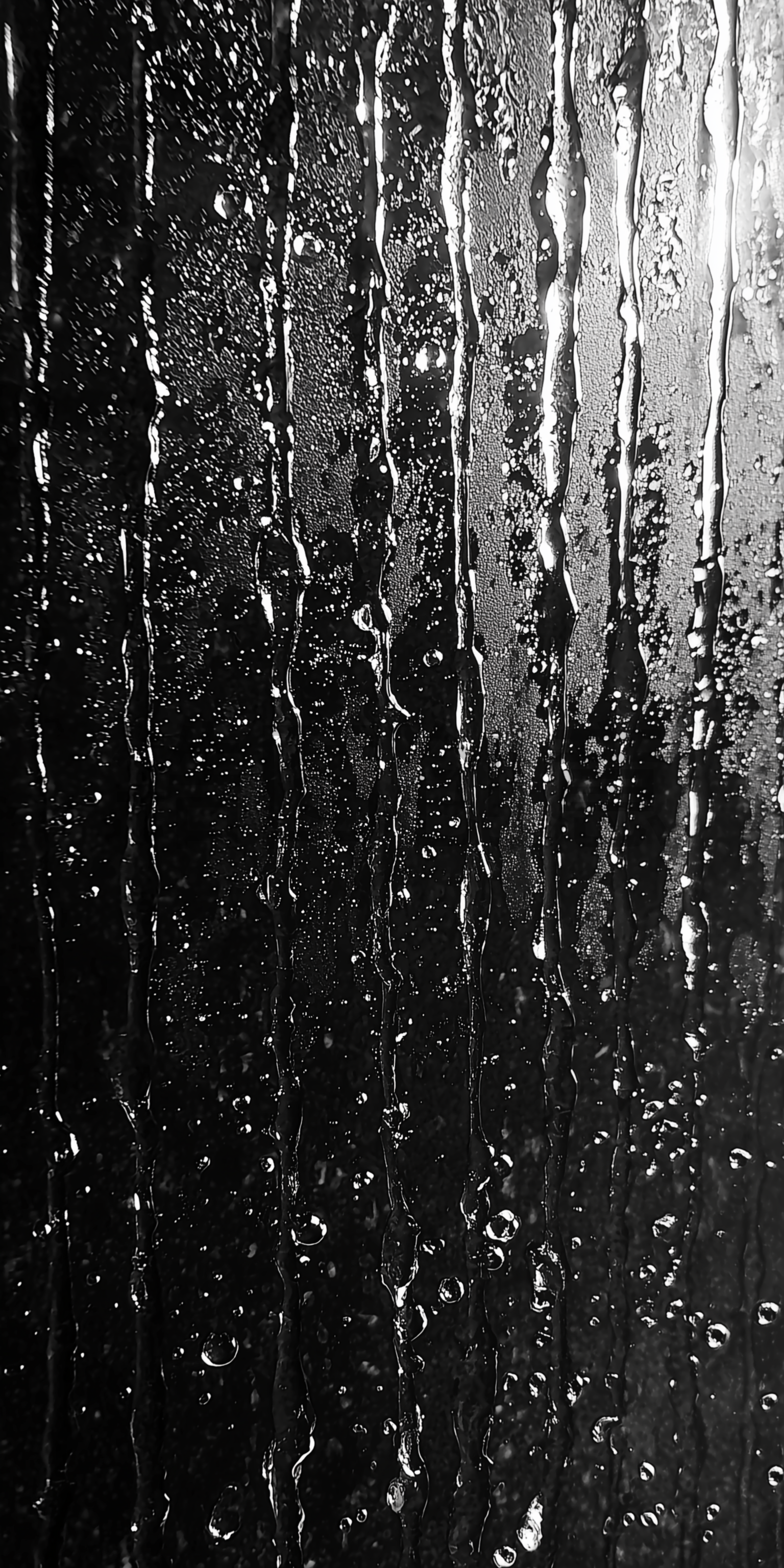 定设网-下雨天滴落在玻璃上的雨珠雨水写实素材