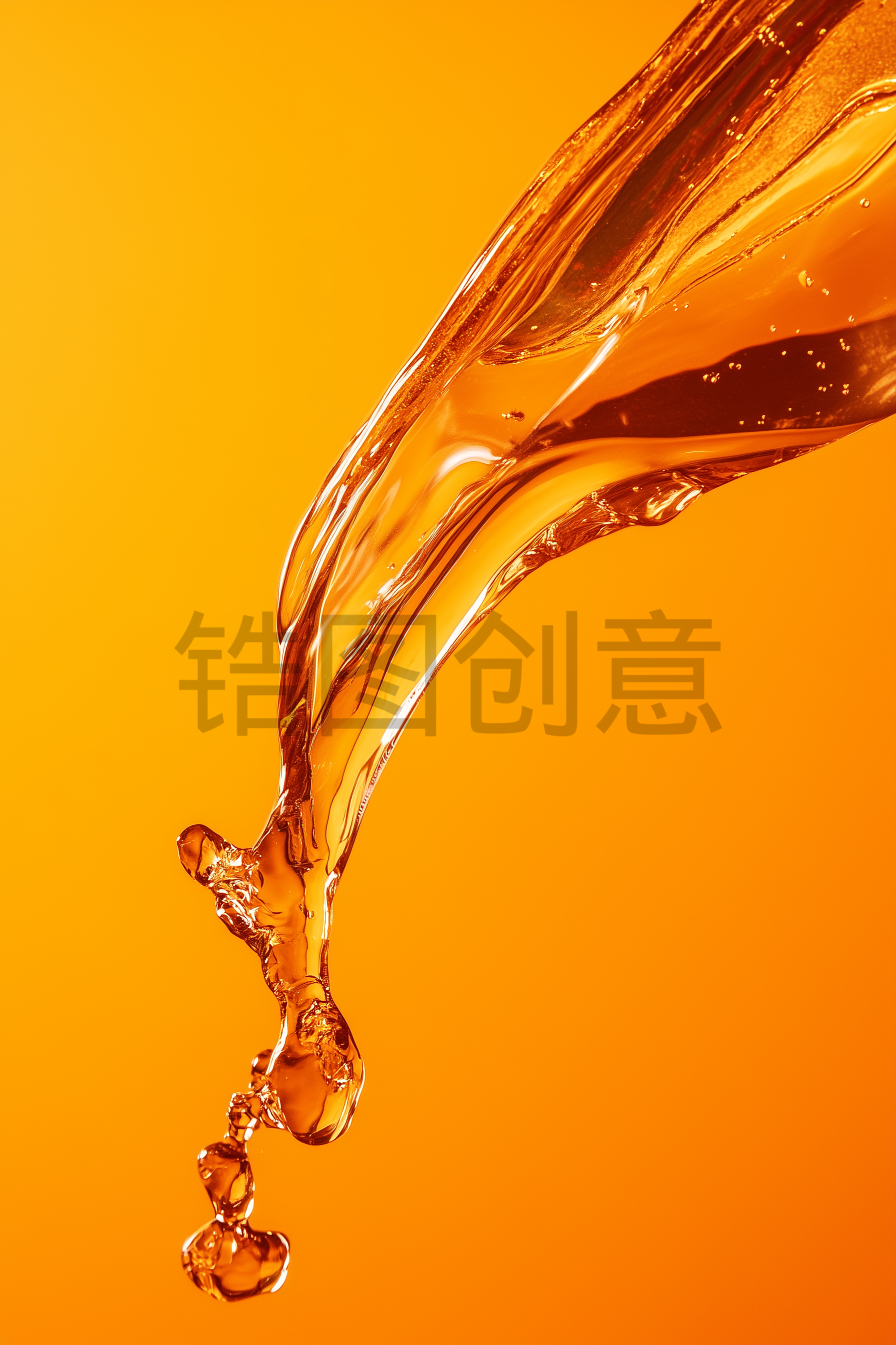 金色液体化妆美妆精华油飞溅泼洒与水滴抽象风格背景