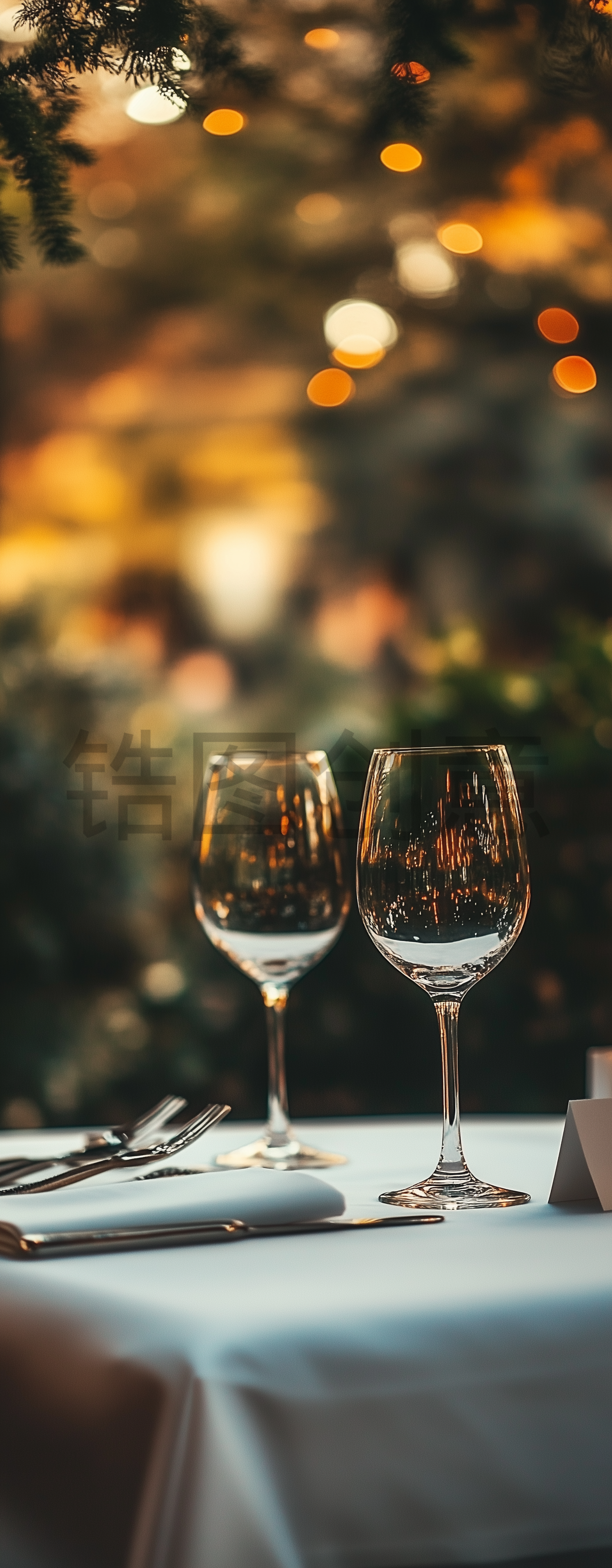 餐桌上红酒杯拍摄极简氛围感写实图片