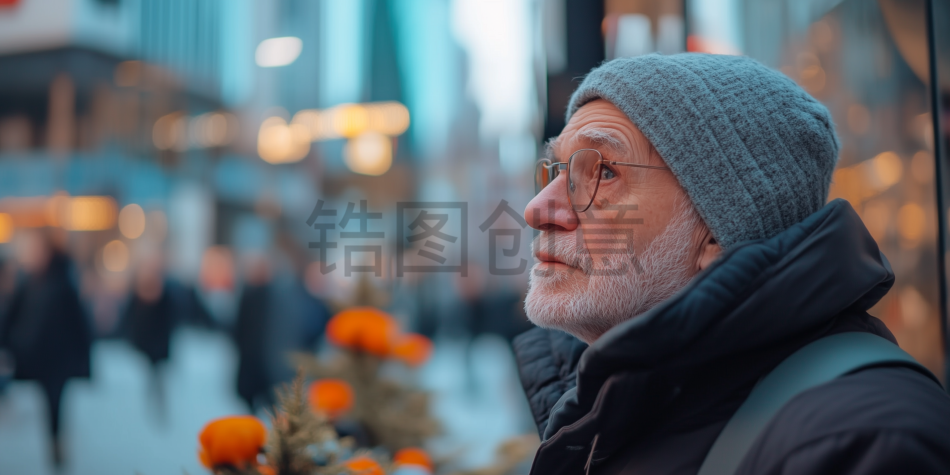 侧脸特写镜头老人凝望前方照片