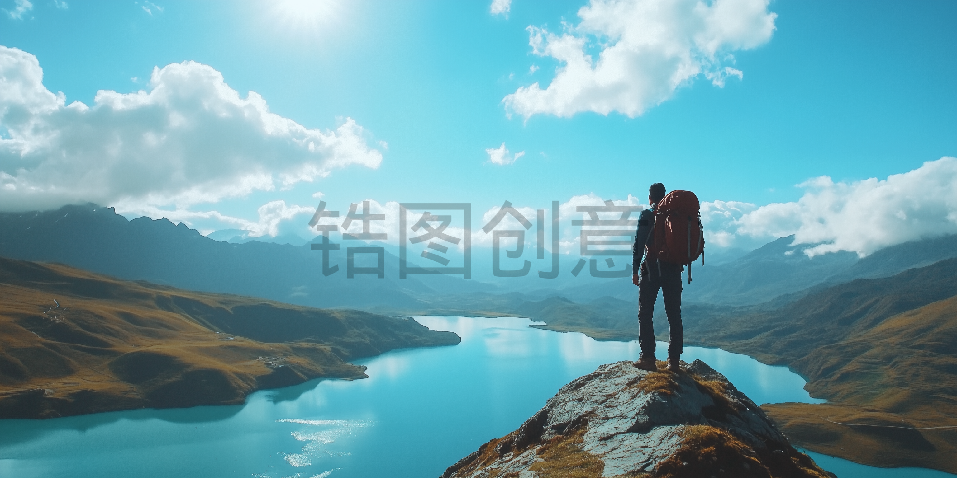 定设网-男性户外登山爬山攀登高峰山脉河流湖泊背景
