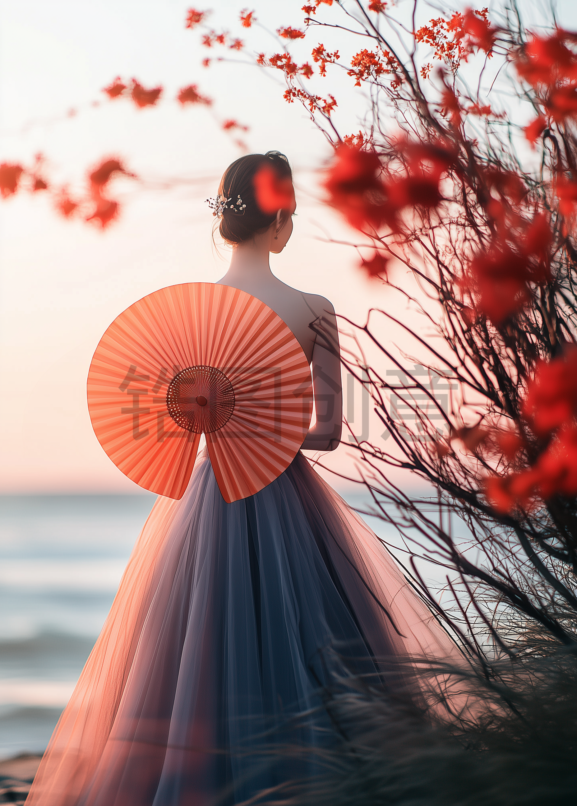 拿着纸扇女人海边拍摄中国风背景