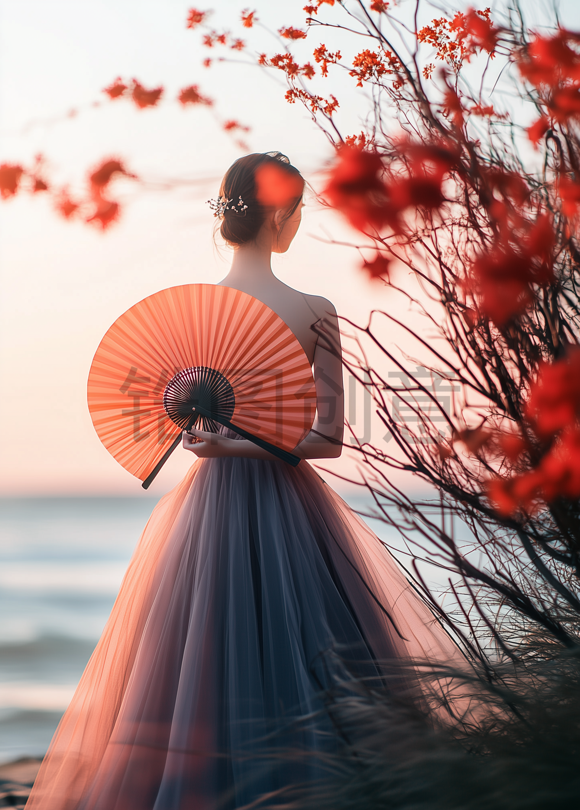 中国风手拿折扇女人海边拍摄