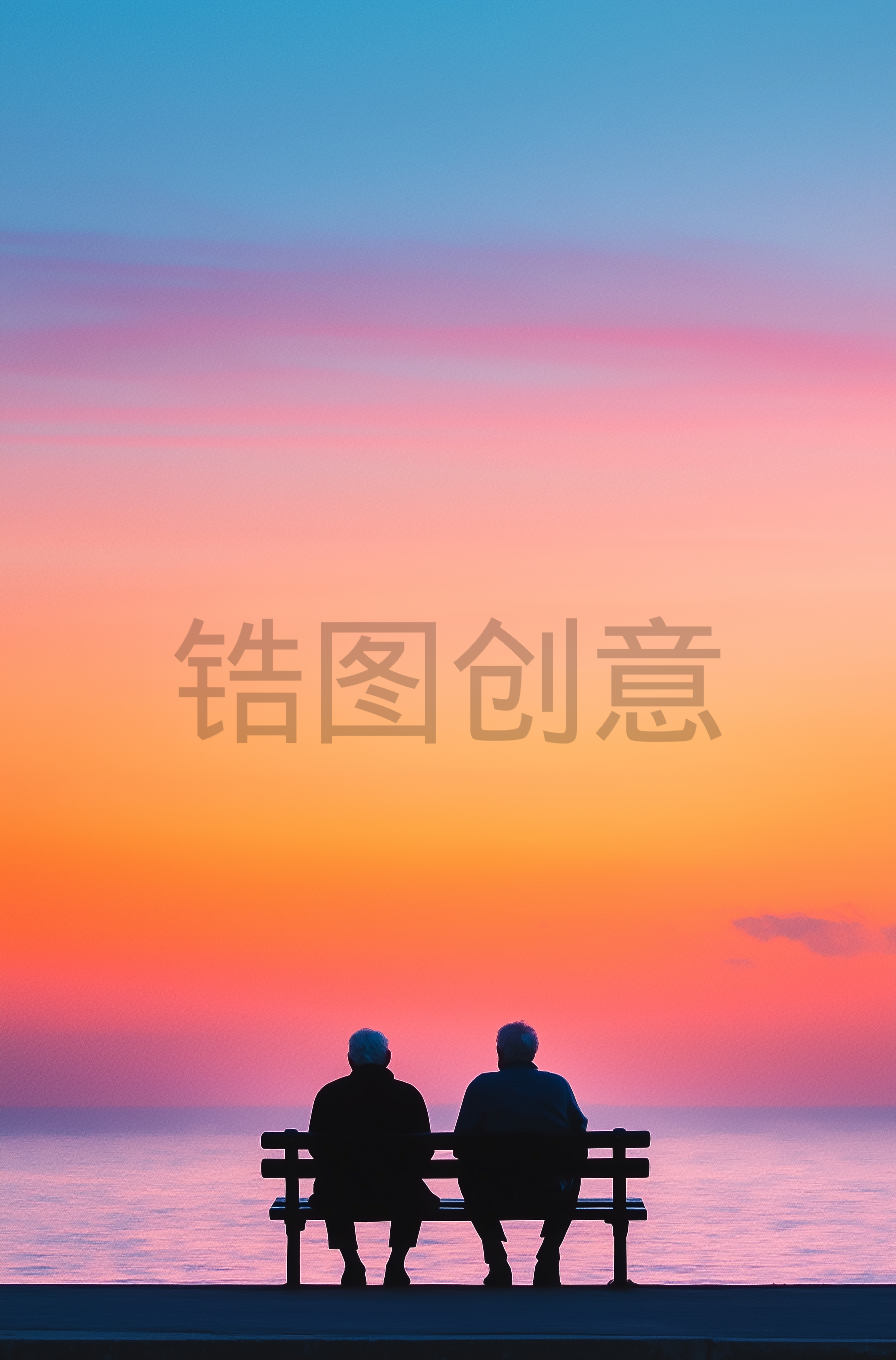一对老人在海滨公园海边长凳一起等待日出背影剪影素材