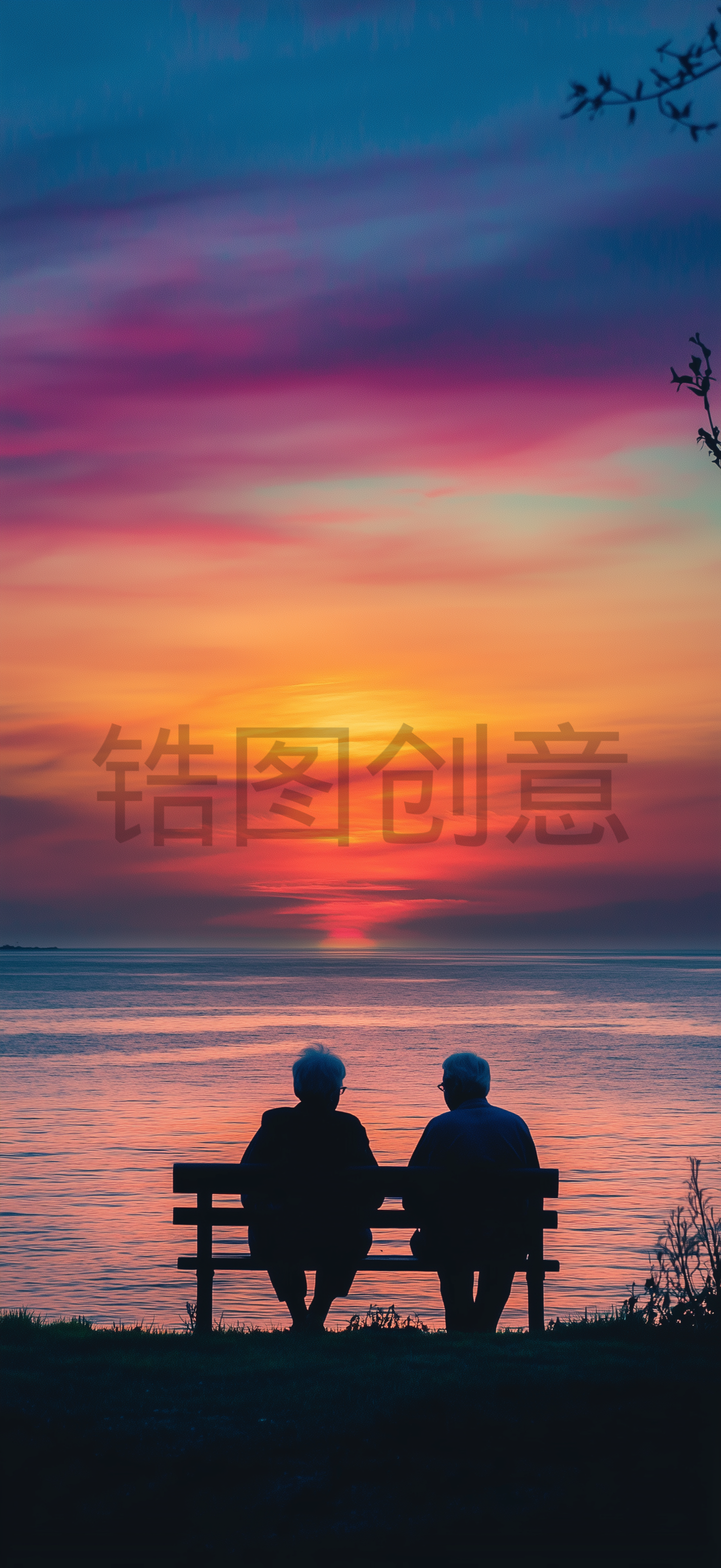 一对老人在海滨公园长凳一起陪伴等待日出背影剪影素材