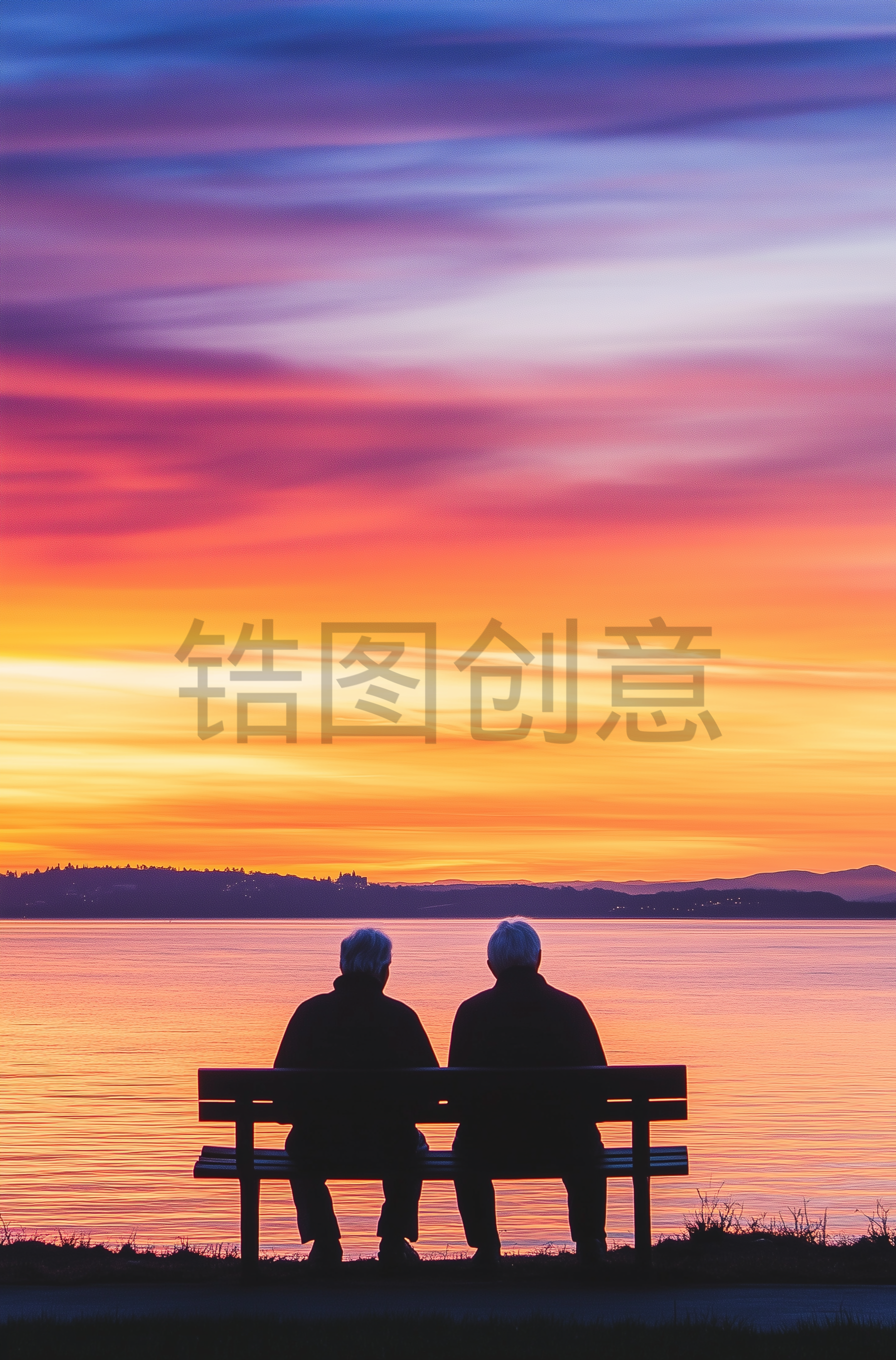 一对老人在海滨公园长凳一起等待日出背影剪影素材