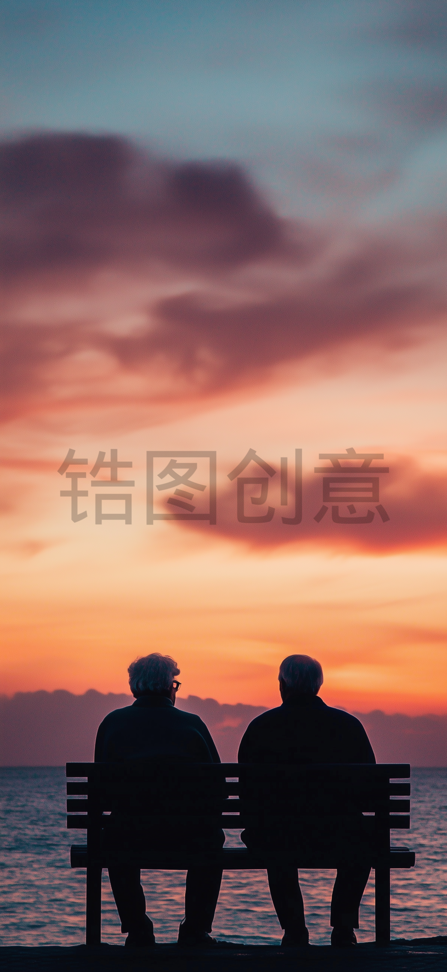 一对老人在海滨公园长凳一起等待日出背影剪影素材