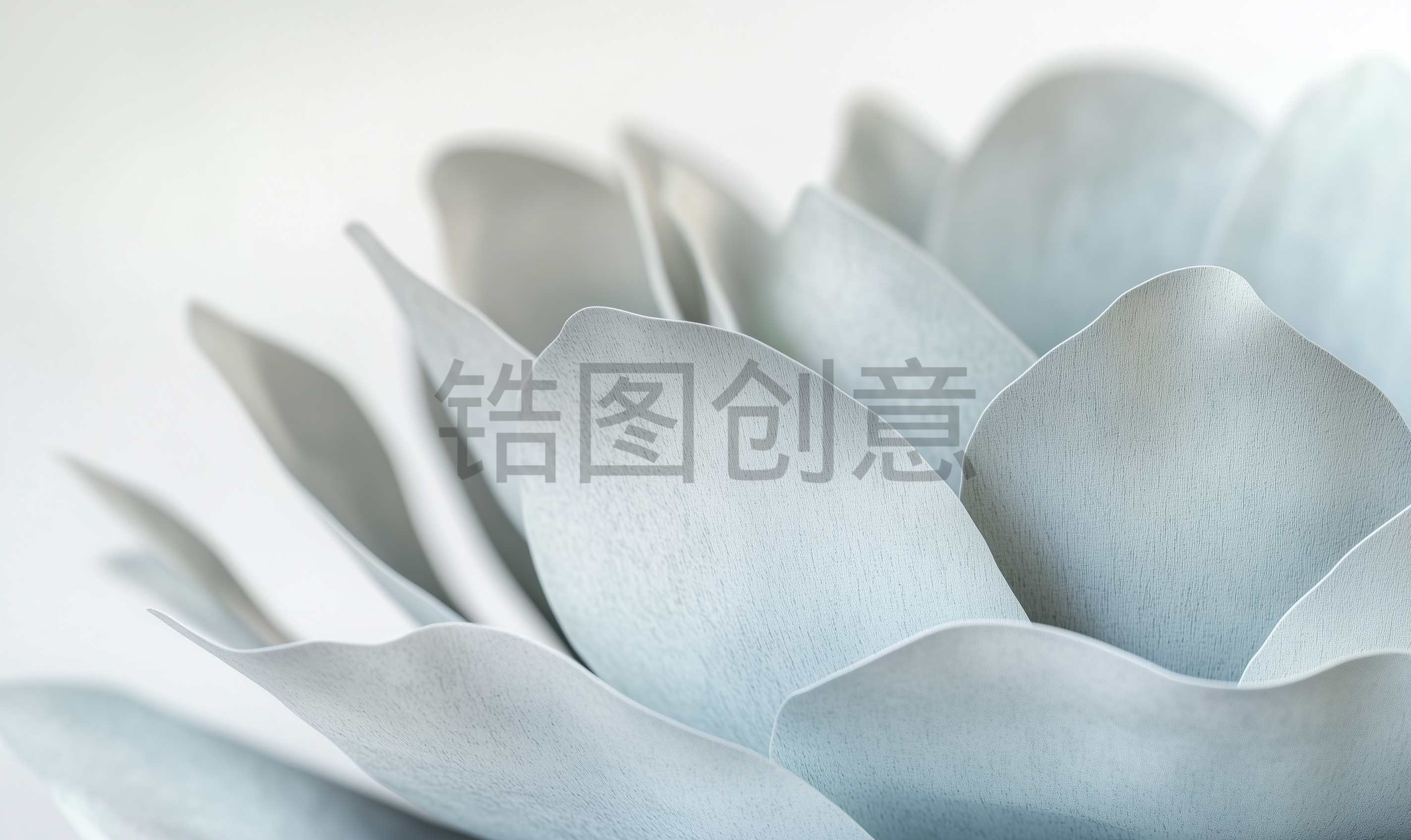 近距离拍摄由白纸材料制成的大型花瓣状结构，低角度拍摄，以cinema4D风格呈现，淡蓝色和灰色调背景