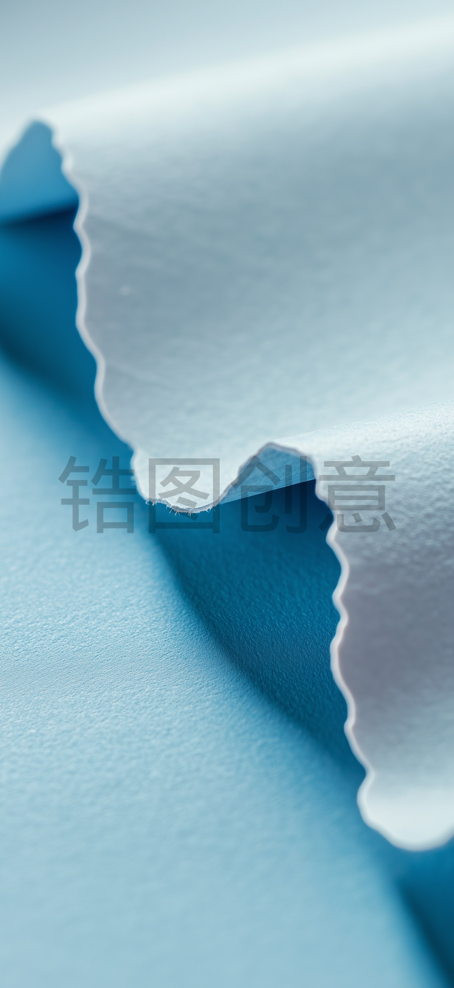 表面纹理的特写，略微弯曲，形成三维形状淡蓝色背景