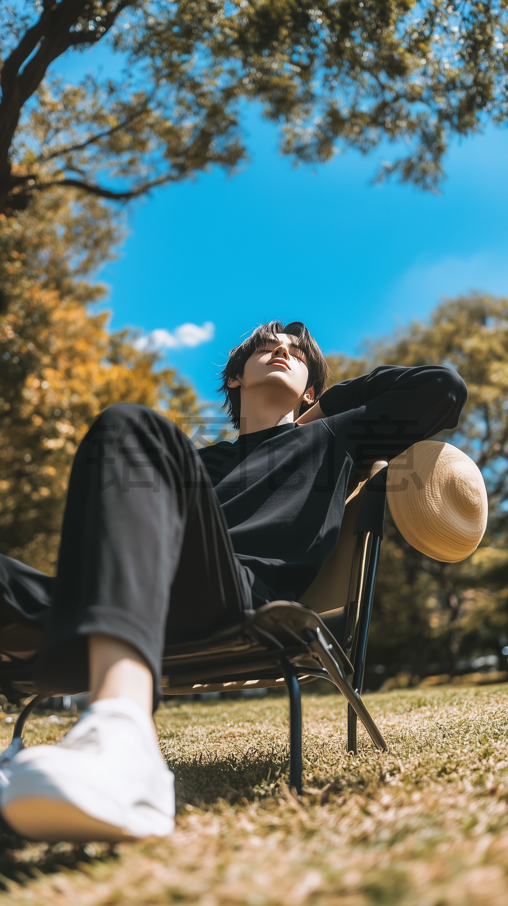 公园户外坐在椅子上的男人享受阳光场景